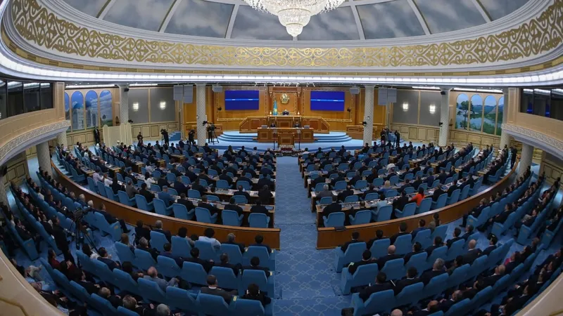 Мемлекет басшысы Қасым-Жомарт Тоқаев Парламент палаталарының бірлескен отырысында "AMANAT" партиясының жұмысына жоғары баға беріп, партияның "ӘДІЛЕТ" партиясымен бірігу туралы шешімін қолдайтынын айтты.