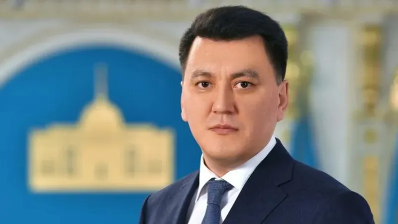 Ерлан Тынымбайұлы Қарин 1976 жылғы 26 мамырда Түркістан облысы Сайрам ауданының Ақсу ауылында дүниеге келген.  1996 жылы Қ. Жұбанов атындағы Ақтөбе университетін «Тарих және география» мамандығы бойынша тәмамдап, тарих және география пәндерінің мұғалімі біліктілігін алды. 1999 жылы әл-Фараби атындағы Қазақ ұлттық университетінің философия және саясаттану факультетінің аспирантурасын бітірді. Саяси ғылымдар кандидаты.  Еңбек жолын 1996 жылы Ақтөбе қаласындағы №33 орта мектепте тарих және география пәндерінің мұғалімі болып бастады.  1998 жылғы наурыздан бастап Қазақстанды дамыту институтының Саяси зерттеулер орталығында қызмет атқарды, кейін Ресей және Қытай институты директорының орынбасары болды.  2000 жылғы шілдеден Орталық Азия саяси зерттеулер агенттігінің директоры қызметін атқарды.  2002 жылдан Қазақстан Республикасы Премьер-министрінің штаттан тыс кеңесшісі болды.  2003 жылдан «Асар» республикалық партиясы төрағасының бірінші орынбасары әрі Халықаралық заманауи саясат институтының бас директоры қызметтерін атқарды.  2004 жылғы маусымнан Терроризмге қарсы бағдарламалар орталығына жетекшілік етті.  2006 жылғы мамырдан Маңғыстау облысы әкімінің саяси мәселелер жөніндегі кеңесшісі болды.  2008 жылғы ақпаннан Қазақстан Республикасы Президенті Әкімшілігінің Ішкі саясат бөлімінің меңгерушісі қызметіне тағайындалды.  2008 жылғы қарашадан «Нұр Отан» партиясының (қазіргі Amanat) стратегиялық даму жөніндегі хатшысы болды.  2013 жылғы желтоқсаннан АҚШ-тың Вашингтон қаласындағы Америка университетінде шақырылған профессор ретінде дәріс оқыды.  2014 жылғы қазаннан Қазақстан Республикасы Президенті жанындағы Қазақстан стратегиялық зерттеулер институтының директоры болды.  2017 жылғы ақпаннан «Қазақстан» республикалық телерадиокорпорациясы» АҚ басқарма төрағасы қызметін атқарды.  2019 жылғы сәуір мен 2020 жылғы шілде аралығында Қазақстан Республикасы Президентінің кеңесшісі болды.  2020 жылғы шілдеде Қазақстан Республикасы Президентінің көмекшісі болып тағайындалды.  2022 жылғы 5 қаңтарда Мемлекет басшысының Жарлығымен Қазақстан Республикасының Мемлекеттік хатшысы қызметіне тағайындалды.  2022 жылғы 14 маусымда Президент Жарлығымен Қазақстан Республикасының Мемлекеттік кеңесшісі болып тағайындалды., сурет - Zakon.kz жаңалық 30.06.2026 15:02