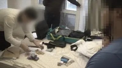 Ақша бопсалаған: ҰҚК Жақсылық Омардың үйіндегі тінтуді көрсетіп, іске қатысты жаңа мәліметтерді жариялады