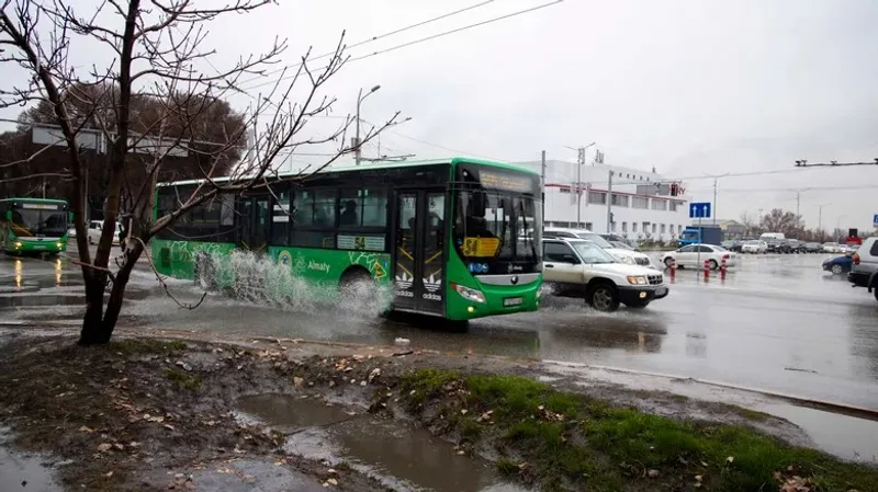 Жаңбыр, Алматы, Ақсай, өзен, супермаркет, көлік, су басты, видео, сурет - Zakon.kz жаңалық 01.07.2026 19:53