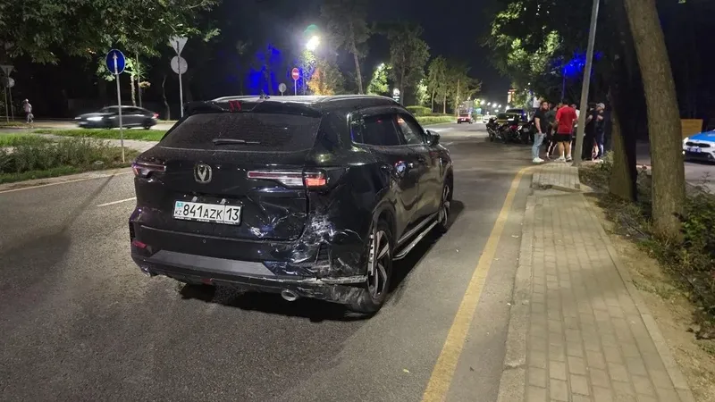Алматыда күтпеген жерден маневр жасаған жүргізуші жол апатына себеп болды, сурет - Zakon.kz жаңалық 01.07.2026 09:53