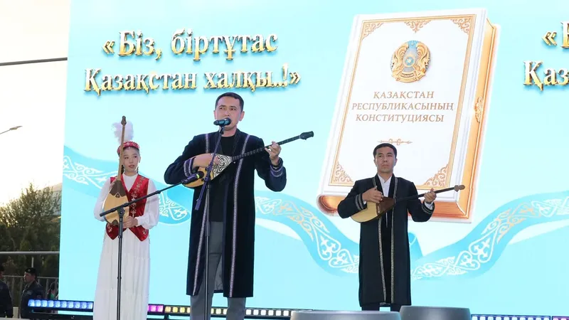 Алматыдағы "Алатау" дәстүрлі өнер театрының алдындағы алаңда жаңа Конституцияның күшіне енген күніне арналған "Біз, біртұтас Қазақстан халқы..!" атты ауқымды концерт өтті., сурет - Zakon.kz жаңалық 02.07.2026 11:12