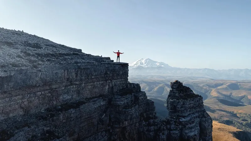 Альпинист әйгілі Эльбрус шыңына көтерілер жолда қаза тапты