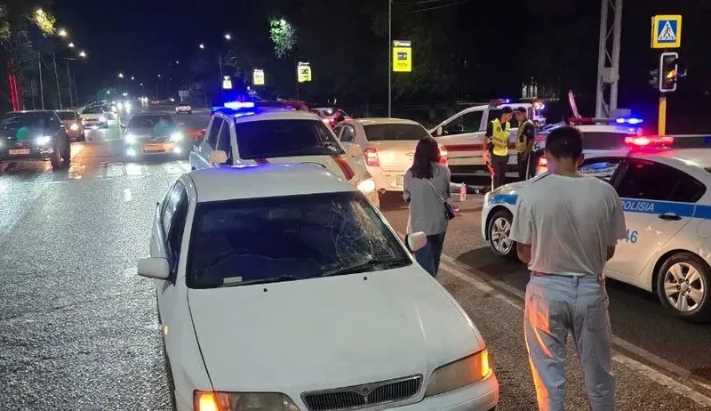 Алматыда жаяу жүргіншіні алдымен бір көлік қағып, кейін екіншісі басып кетті, сурет - Zakon.kz жаңалық 08.07.2026 10:14