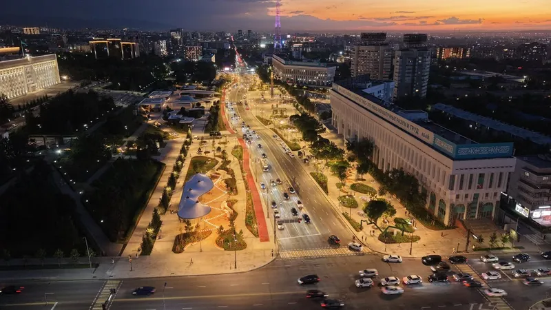 Алматы әкімі Дархан Сатыбалды Республика алаңында аяқталған көріктендіру жұмыстарының нәтижесімен танысты., сурет - Zakon.kz жаңалық 09.07.2026 11:27