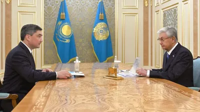 Мемлекет басшысы Премьер-министр Олжас Бектеновті қабылдады  Қасым-Жомарт Тоқаев Қазақстан Республикасының биылғы қаңтар-маусым айларындағы әлеуметтік-экономикалық даму қорытындылары туралы есепті тыңдап, экономиканы одан әрі әртараптандыру жоспарымен танысты.  ➤ Премьер-министр бірінші жартыжылдық қорытындысы бойынша ішкі жалпы өнім көлемі 4,1 пайызға өскенін баяндады.   Экономика құрылымындағы өңдеу өнеркәсібінің үлесі – 9,8 пайызға, көлік саласы – 7,1 пайызға, құрылыс 15,2 пайызға артты.   Сондай-ақ сауда-саттықта – 5,7 пайыз, ауыл шаруашылығында – 4,4 пайыз және байланыс қызметінде 4,3 пайыз өсім тіркелді.   Негізгі капиталға тартылған инвестиция көлемі 9,5 триллион теңгені құрады, соның ішінде жеке инвестиция 21,4 пайызға ұлғайды.  ➤ Олжас Бектенов ұлттық экономика құрылымын нығайту жөнінде есеп берді.   Биыл өңдеу секторында 1,7 триллион теңгеге 200 инвестициялық жоба іске қосылып, 17 мың жұмыс орны ашылады.   ➤ Үкімет басшысы ірі автожол жобаларының жүзеге асырылу барысы, Астана қаласындағы екінші әуежайдың құрылысын және Tarlan Astana көлік жүйесінің келесі кезеңін жоспарлау туралы айтты.   Пайдалануға берілетін тұрғын үй көлемі 20 миллион шаршы метрге жетпек.   Ауыл шаруашылығындағы өндіріс көрсеткіші 15 триллион теңгені құрап, егістік алқаптары 23,8 миллион гектарға дейін ұлғайды.   Шаруаларды қолдауға 1 триллион теңге бөлінді. Бұл ретте бюджеттің әр теңгесі 6,5 теңге жеке инвестиция тартуға септігін тигізді.  Мемлекет басшысына Халықтың табысын арттыру жөніндегі кешенді жоспардың іске асырылуы және инфляцияны төмендету шаралары туралы ақпарат берілді.   Маусым айында жылдық инфляция деңгейі 10,3 пайызды құрады.  Президентке әлеуметтік және көші-қон саясатын жетілдіру нәтижелері туралы баяндалды, сондай-ақ жұмысқа орналасуға ынталандыру арқылы әлеуметтік қолдау тетіктерінің тиімділігін арттыру тәсілдері таныстырылды.   Кейбір әлеуметтік төлемдерді оңтайландыру нәтижесінде жылына 800 миллиард теңгеден аса қаржы үнемделеді.