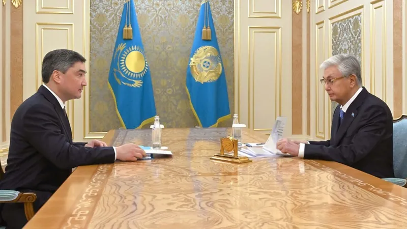 Мемлекет басшысы Премьер-министр Олжас Бектеновті қабылдады  Қасым-Жомарт Тоқаев Қазақстан Республикасының биылғы қаңтар-маусым айларындағы әлеуметтік-экономикалық даму қорытындылары туралы есепті тыңдап, экономиканы одан әрі әртараптандыру жоспарымен танысты.  ➤ Премьер-министр бірінші жартыжылдық қорытындысы бойынша ішкі жалпы өнім көлемі 4,1 пайызға өскенін баяндады.   Экономика құрылымындағы өңдеу өнеркәсібінің үлесі – 9,8 пайызға, көлік саласы – 7,1 пайызға, құрылыс 15,2 пайызға артты.   Сондай-ақ сауда-саттықта – 5,7 пайыз, ауыл шаруашылығында – 4,4 пайыз және байланыс қызметінде 4,3 пайыз өсім тіркелді.   Негізгі капиталға тартылған инвестиция көлемі 9,5 триллион теңгені құрады, соның ішінде жеке инвестиция 21,4 пайызға ұлғайды.  ➤ Олжас Бектенов ұлттық экономика құрылымын нығайту жөнінде есеп берді.   Биыл өңдеу секторында 1,7 триллион теңгеге 200 инвестициялық жоба іске қосылып, 17 мың жұмыс орны ашылады.   ➤ Үкімет басшысы ірі автожол жобаларының жүзеге асырылу барысы, Астана қаласындағы екінші әуежайдың құрылысын және Tarlan Astana көлік жүйесінің келесі кезеңін жоспарлау туралы айтты.   Пайдалануға берілетін тұрғын үй көлемі 20 миллион шаршы метрге жетпек.   Ауыл шаруашылығындағы өндіріс көрсеткіші 15 триллион теңгені құрап, егістік алқаптары 23,8 миллион гектарға дейін ұлғайды.   Шаруаларды қолдауға 1 триллион теңге бөлінді. Бұл ретте бюджеттің әр теңгесі 6,5 теңге жеке инвестиция тартуға септігін тигізді.  Мемлекет басшысына Халықтың табысын арттыру жөніндегі кешенді жоспардың іске асырылуы және инфляцияны төмендету шаралары туралы ақпарат берілді.   Маусым айында жылдық инфляция деңгейі 10,3 пайызды құрады.  Президентке әлеуметтік және көші-қон саясатын жетілдіру нәтижелері туралы баяндалды, сондай-ақ жұмысқа орналасуға ынталандыру арқылы әлеуметтік қолдау тетіктерінің тиімділігін арттыру тәсілдері таныстырылды.   Кейбір әлеуметтік төлемдерді оңтайландыру нәтижесінде жылына 800 миллиард теңгеден аса қаржы үнемделеді., сурет - Zakon.kz жаңалық 13.07.2026 14:31