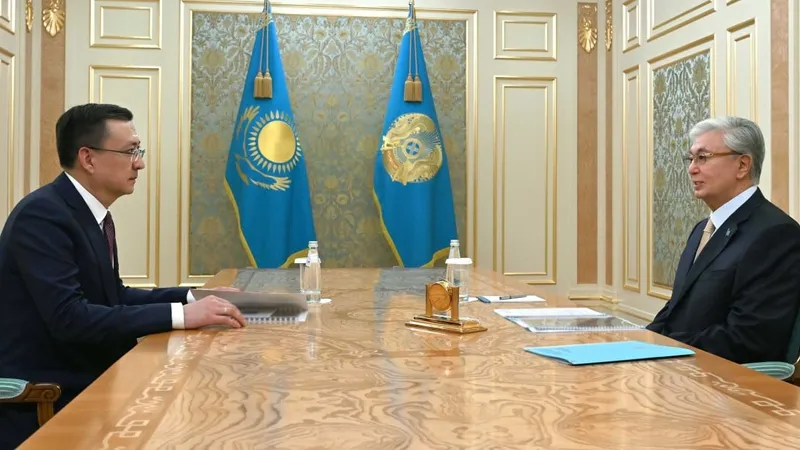Кездесу, Қасым-Жомарт Тоқаев, Қазақстан Халық Кеңесі төрағасының орынбасары, Хатшылық басшысы, Қанатбек Жайсанбаев , сурет - Zakon.kz жаңалық 14.07.2026 17:37