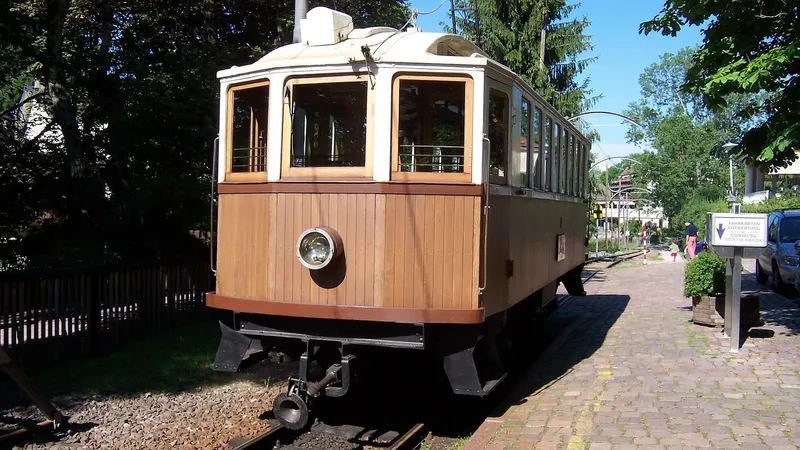 Алматыда LRT құрылысы барысында тарихи құндылығы бар олжа табылды. Төле би көшесінде жүргізіліп жатқан құрылыс жұмыстары кезінде асфальт астынан өткен ғасырдың трамвай рельстері анықталды, деп хабарлайды Zakon.kz., сурет - Zakon.kz жаңалық 15.07.2026 12:47