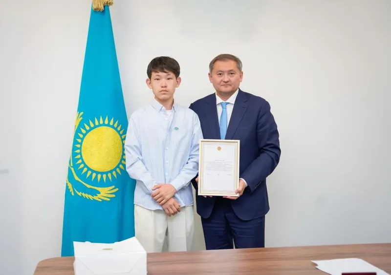 Министр ҰБТ-дан 140 балл жинаған түлекпен кездесті, сурет - Zakon.kz жаңалық 16.07.2026 21:51