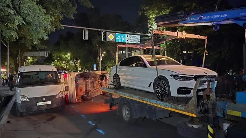 Жол апаты, Алматы, Панфилов, Мәметова, Toyota Alphard, BMW 5, Газель, сурет - Zakon.kz жаңалық 17.07.2026 21:42