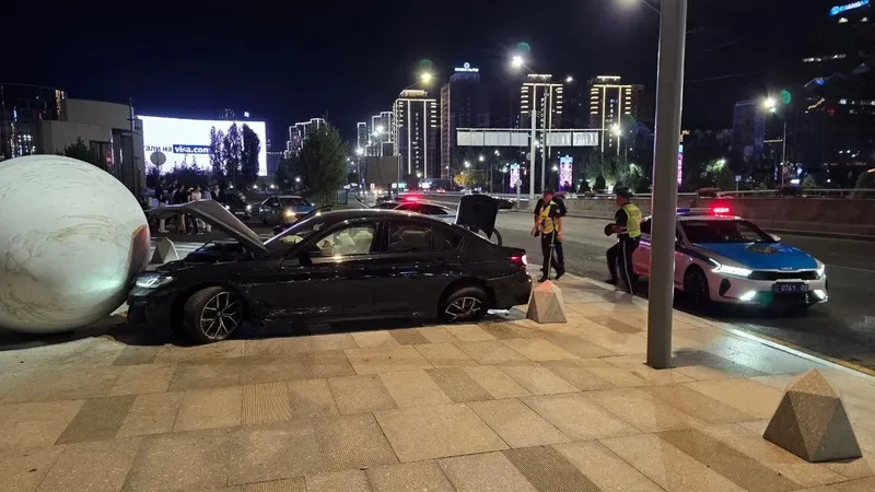 Алматыда BMW көлігі Өнер музейі алдындағы сәндік шарға соғылды - жас жігіт пен бойжеткен ауруханаға түсті , сурет - Zakon.kz жаңалық 17.07.2026 11:29