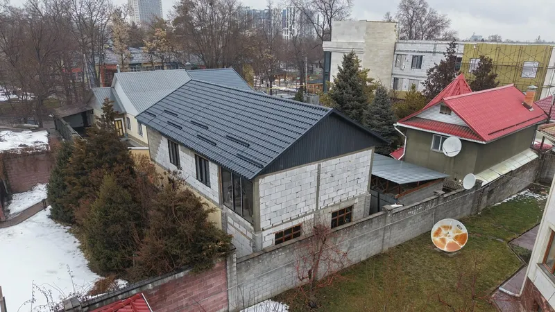 Қала құрылысын бақылау басқармасы өкілдерінің мәліметінше, сот шешімі негізінде Бегалин көшесі, 140 мекенжайындағы тұрғын үйге заңсыз салынған екі қабатты қосымша нысан бұзыла бастады., сурет - Zakon.kz жаңалық 21.07.2026 13:56