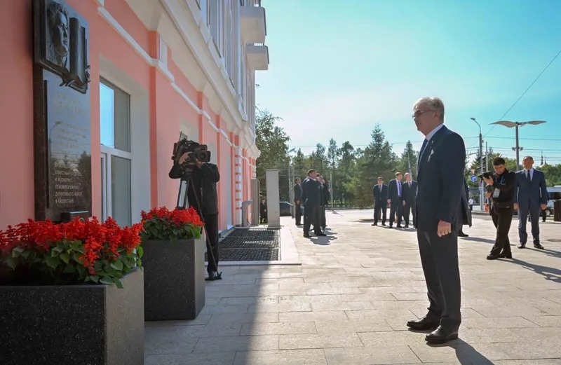 Тоқаев әкесіне арналған ескерткіш тақтаға гүл шоғын қойды