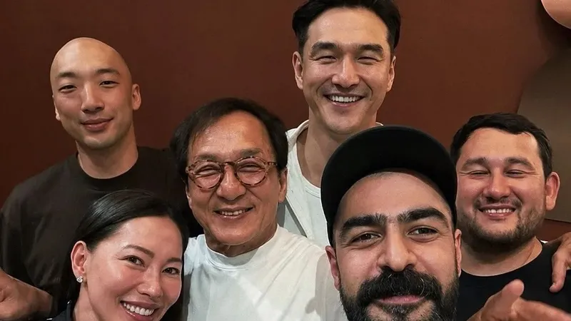 Ақтауда Miyagi мен Нұрлан Сабуров Голливуд жұлдызы Джеки Чанмен кездесті 