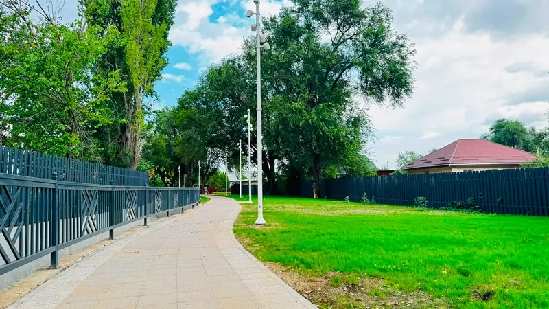 Алматының Наурызбай ауданында Тастыбұлақ өзенінің Сәбденов көшесінен Райымбек даңғылына дейінгі жағалауын көріктендіру жұмыстары жалғасуда. Бұл туралы Наурызбай ауданы әкімдігінің өкілдері хабарлады.