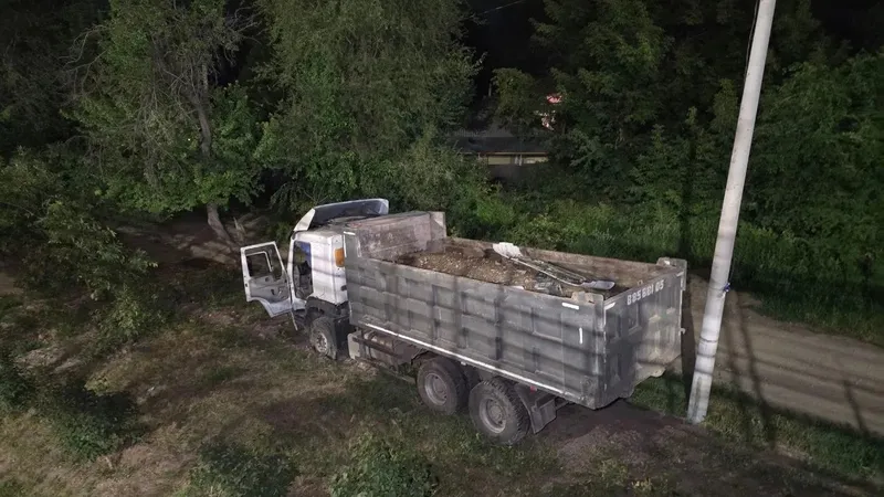Алматыда түнде екі жүк көлігі соқтығысып, тұрғын үй аумағына кіріп кете жаздады, сурет - Zakon.kz жаңалық 29.07.2026 11:32