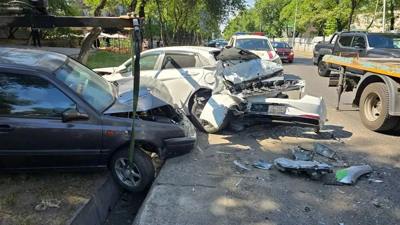 Алматыда "тар жолға сыймай қалған" автобус үш көлікті арықтан асырып жіберді