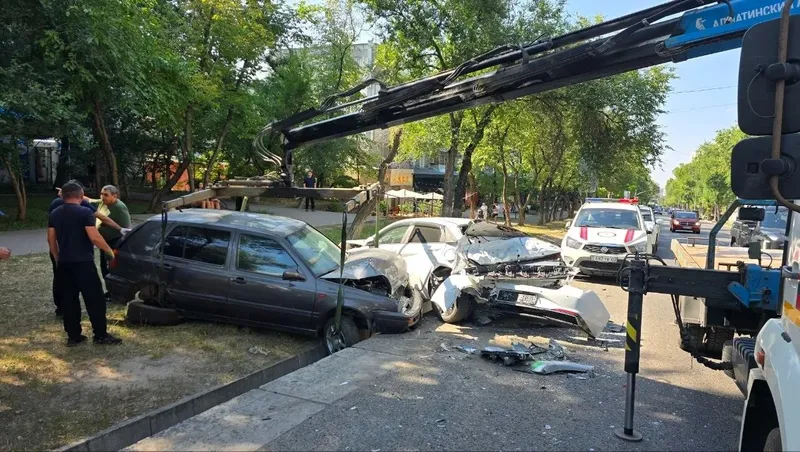 Алматыда "тар жолға сыймай қалған" автобус үш көлікті арықтан асырып жіберді, сурет - Zakon.kz жаңалық 29.07.2026 16:46