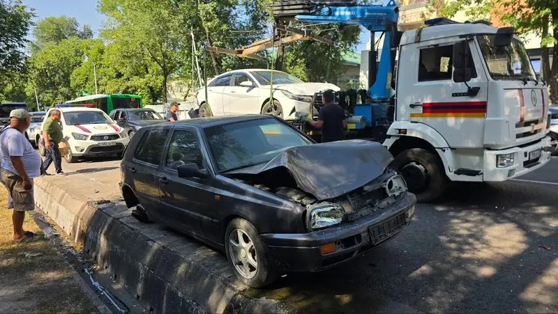 Алматыда "тар жолға сыймай қалған" автобус үш көлікті арықтан асырып жіберді, сурет - Zakon.kz жаңалық 29.07.2026 16:46