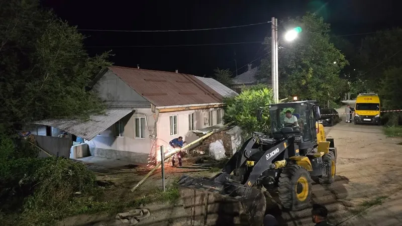 Алматыда түнде екі жүк көлігі соқтығысып, тұрғын үй аумағына кіріп кете жаздады, сурет - Zakon.kz жаңалық 29.07.2026 11:32