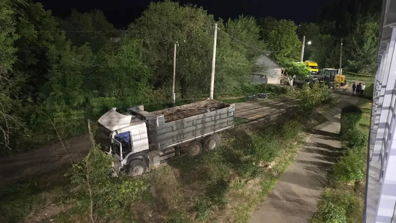 Алматыда түнде екі жүк көлігі соқтығысып, тұрғын үй аумағына кіріп кете жаздады, сурет - Zakon.kz жаңалық 29.07.2026 11:32