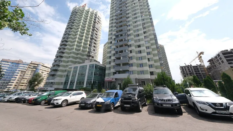 Алматыда автотұрақ кеңістігін ұйымдастыру қағидаларын жаңарту көзделіп отыр. Тиісті жобаны мәслихат отырысында Жол қозғалысы және жолаушылар көлігін ұйымдастыру басқармасының басшысы Ержан Диханбаев таныстырды., сурет - Zakon.kz жаңалық 30.07.2026 11:09