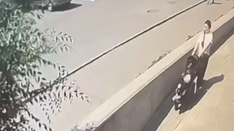 Павлодарда сәбиімен келе жатқан әйелдің үстіне мұз кесегі құлап түсті: полиция оқиғаның мән-жайын анықтады, сурет - Zakon.kz жаңалық 30.07.2026 10:09