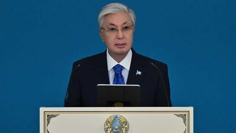 Президент аталған жол жобаларын іске асыруға ресми түрде рұқсат беріп, құрылыс жұмыстарына сәттілік тіледі.  Жаңа автожолдар өңірлер арасындағы көлік қатынасын жақсартып, елдің транзиттік әлеуетін арттыруға мүмкіндік береді. Сондай-ақ жобалар жүк тасымалын жеңілдетіп, аймақтардың әлеуметтік-экономикалық дамуына серпін береді деп күтілуде., сурет - Zakon.kz жаңалық 03.08.2026 12:12