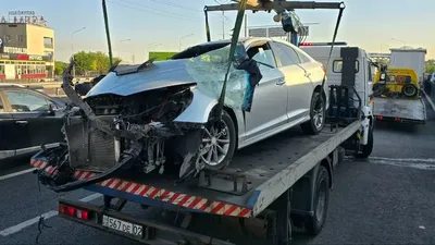 Алматыда рөлде қалғып кеткен такси жүргізушісі жүк көлігінің астына кіріп кетті