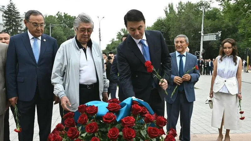 Дархан Сатыбалды, зиялы қауым қкілдері, гүл қою, сурет - Zakon.kz жаңалық 10.08.2026 14:26