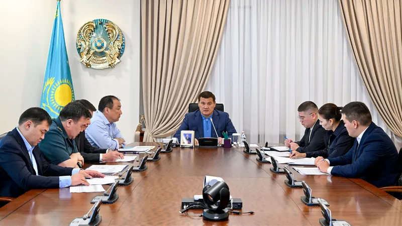 Қазақстан Үкіметінде Премьер-министрдің бірінші орынбасары Нұрлыбек Нәлібаевтың төрағалығымен мемлекеттік шекарадағы автокөлік өткізу пункттеріндегі жағдайға қатысты жедел кеңес өтті, деп хабарлайды Zakon.kz., сурет - Zakon.kz жаңалық 10.08.2026 10:31