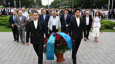 Абай ескерткіші, гүл қою рәсімі