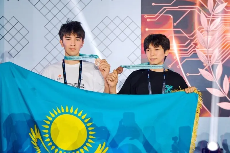 Ұлықбек Османов пен Жәнібек Қасымхан, IOAI 2026 қола жүлдегерлері, сурет - Zakon.kz жаңалық 10.08.2026 18:09