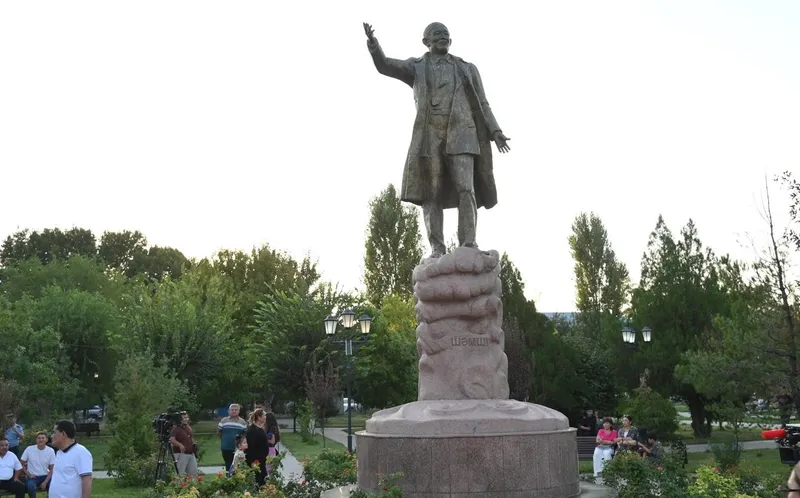 Ескерткіш, Шымкент, Шәмші Қалдаяқов, гүл қою, сурет - Zakon.kz жаңалық 16.08.2026 14:35