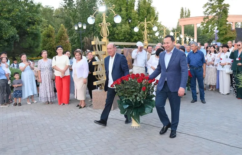 Гүл қою, Шымкент, Шәмші Қалдаяқов, ескерткіш, сурет - Zakon.kz жаңалық 16.08.2026 14:35