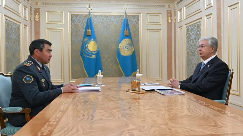 Мемлекет басшысы Төтенше жағдайлар министрі Шыңғыс Әріновті қабылдады  Қасым-Жомарт Тоқаевқа ведомство жұмысының нәтижесі, азаматтық қорғаныс жүйесін жаңғырту барысы және алдағы кезеңге арналған жоспар жөнінде баяндалды.  Шыңғыс Әрінов:  ➤ Төтенше жағдайлар министрлігінің материалдық-техникалық базасын нығайту шараларын таныстырды.   Соңғы екі жылда бөлімшелер 1,4 мыңнан астам техника, авиация, заманауи құтқару жабдықтары, ұшқышсыз ұшу аппараттары және байланыс құралдарымен толықтырылды. Бұл еліміздің барлық өңірінің төтенше жағдайлар кезінде жедел әрекет ету мүмкіндігін айтарлықтай арттырды.   Сонымен қатар министрлікке қарасты бөлімшелерді жаңғырту жұмыстары қолға алынды.  ➤ бөлімшелер желісін дамыту мәселесіне тоқталып, жаңа әмбебап құтқару құрылымдары, авиация және теңіз жасақтары құрылғаны жөнінде айтты.   «Ауыл құтқарушылары» бағдарламасы аясында 237 ерікті өрт сөндіру бекеті салынған. Олар шамамен 700 елді мекеннің қауіпсіздігін қамтамасыз етеді.  Халықты жаппай шұғыл хабардар ету жүйесін дамыту жұмыстары жалғасып, Ахуалдық орталықтың мүмкіндіктері кеңейтіліп жатыр. Сондай-ақ табиғи өртті ерте анықтау жүйелері біріктірілуде.  ➤ ведомство қызметкерлерін әлеуметтік қолдау шаралары туралы мәлімет берді.   Құтқарушыларға тұрғын үй төлемдері қарастырылған.   Төтенше жағдайлар министрлігінің қызметкерлері үшін арнайы тұрғын үй кластерін құру жобасы қолға алынды. Аталған бастама өрт сөндіру бөлімдері мен құтқару базаларының жанында қажетті инфрақұрылымы бар тұрғын үй кешендерін салуды көздейді.   Президент:   ❗️министрліктің азаматтық қорғау жүйесін жетілдіру бойынша атқарып жатқан жұмысын оң бағалады.  жергілікті атқарушы органдармен бірлесе отырып, аудандық және ауылдық құтқару бөлімшелерінің материалдық-техникалық базасын нығайту іс-шараларын жалғастыру, заманауи технологиялар енгізу және өрт қауіпсіздігі деңгейін көтеру жөнінде тапсырма берді., сурет - Zakon.kz жаңалық 18.08.2026 14:31