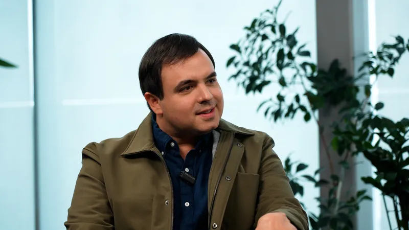 Америкалық технологиялық инвестор әрі жеке подкастын жүргізуші Мигель Армаза Алматыға жаңа Kasper AI-көмекшісінің таныстырылымына келіп, Kaspi.kz-тің негізін қалаушылардың бірі әрі басшысы Михаил Ломтадземен кездесті. , сурет - Zakon.kz жаңалық 20.08.2026 14:43