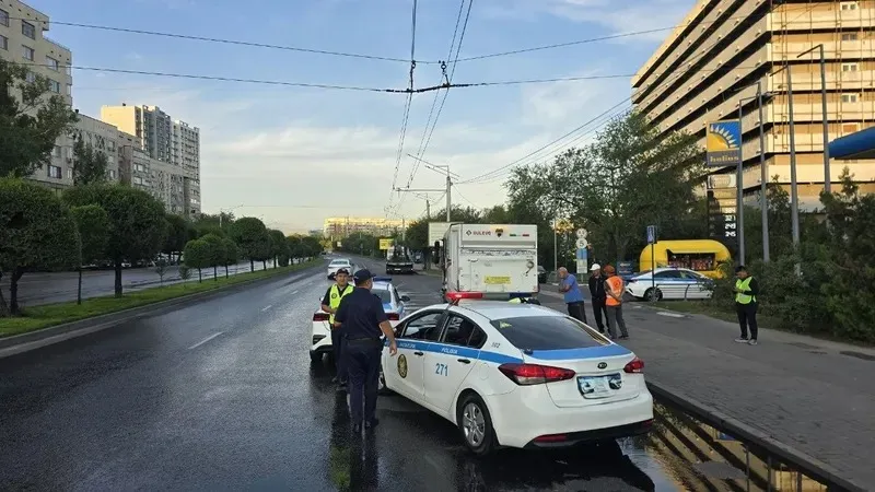 Алматыда мопед мінген азамат коммуналдық көліктің астына түсіп, көз жұмды, сурет - Zakon.kz жаңалық 22.08.2026 10:01