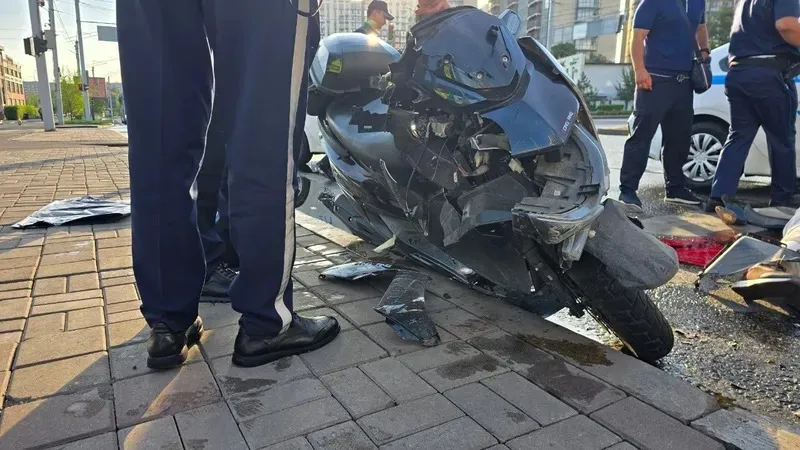 Алматыда мопед мінген азамат коммуналдық көліктің астына түсіп, көз жұмды