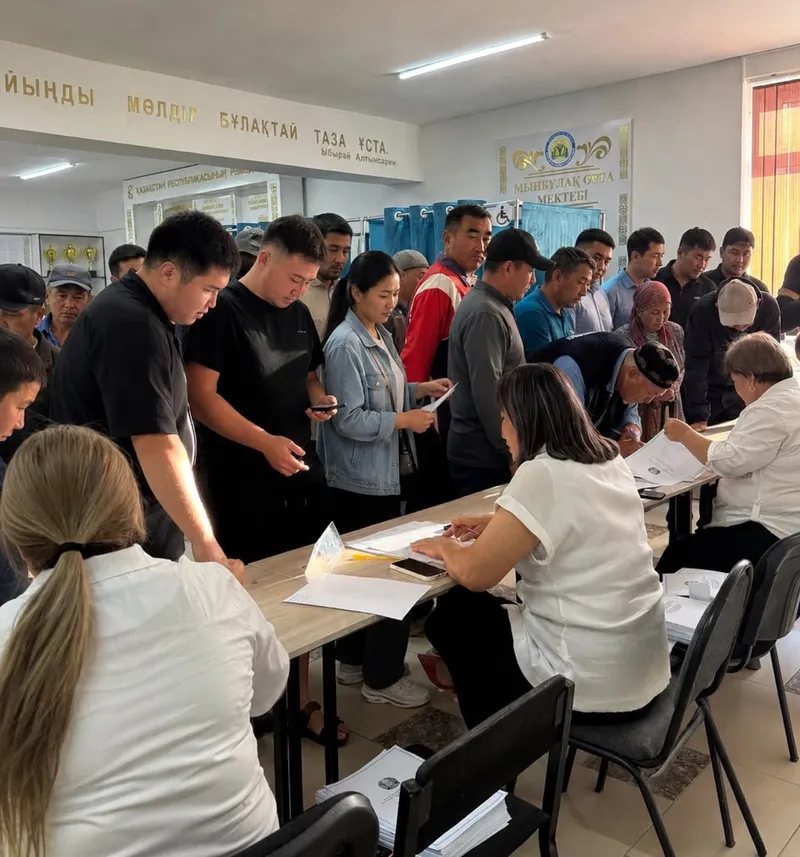 Елімізде алғаш рет өтіп жатқан Құрылтай Жамбыл облысында да жоғары белсенділікпен өтіп жатыр. Сайлау учаскелері ашылған сәттен бастап өңір тұрғындары өз азаматтық таңдауын жасап, дауыс беруге белсенді қатысуда., сурет - Zakon.kz жаңалық 23.08.2026 09:47