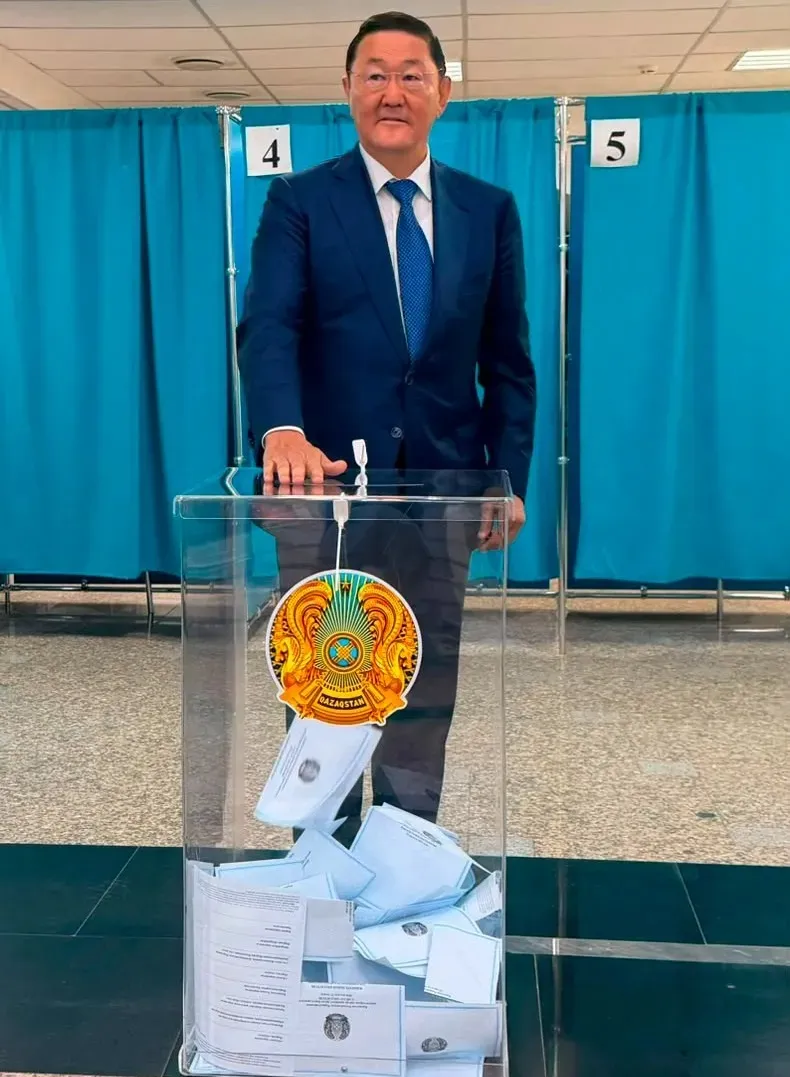 Қазақстанның Бас прокуроры Берік Асылов бүгін, 2026 жылғы 23 тамызда, елімізде алғаш рет өтіп жатқан Құрылтай депутаттарының тарихи сайлауына қатысып, өз таңдауын жасады, деп хабарлайды Zakon.kz тілшісі., сурет - Zakon.kz жаңалық 23.08.2026 11:02