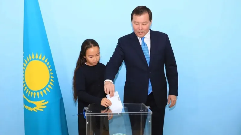 Асхат Шахаров дауыс берді , сурет - Zakon.kz жаңалық 23.08.2026 15:35