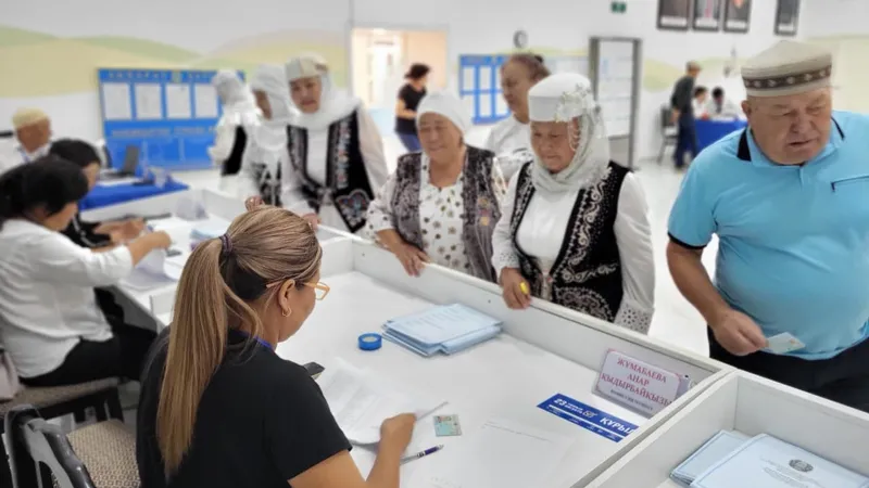 Демалыс күніне қарамастан, таңнан бері сайлау учаскелеріне келушілер легі толастар емес. Дауыс беру үдерісі біртіндеп баршаға ортақ үлкен оқиғаның сипатына ие болып келеді: бір жерде таң батамен басталса, енді бір жерде сайлаушыларды дәстүрлі шашумен қарсы алып жатыр. , сурет - Zakon.kz жаңалық 23.08.2026 10:00