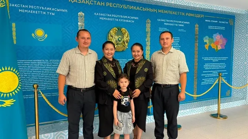 2026 жылғы 23 тамызда Ақтаудағы №66 сайлау учаскесіне бірден екі жұп егіз келіп, дауыс берді. Егіз ағайынды Төребек пен Жолдасбек Төлепбергенұлы сайлауға егіз апалы-сіңлілі жұбайларымен бірге қатысты, деп хабарлайды Zakon.kz., сурет - Zakon.kz жаңалық 23.08.2026 09:33