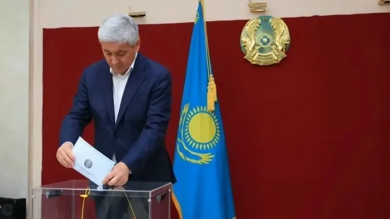 Қарағанды облысының әкімі Ермағанбет Бөлекпаев өңірдегі сайлау учаскелерінің бірінде Құрылтай депутаттарын сайлауға қатысып, өз таңдауын жасады, деп хабарлайды Zakon.kz., сурет - Zakon.kz жаңалық 23.08.2026 10:51