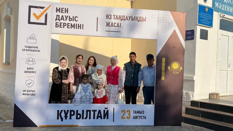 Демалыс күніне қарамастан, таңнан бері сайлау учаскелеріне келушілер легі толастар емес. Дауыс беру үдерісі біртіндеп баршаға ортақ үлкен оқиғаның сипатына ие болып келеді: бір жерде таң батамен басталса, енді бір жерде сайлаушыларды дәстүрлі шашумен қарсы алып жатыр. , сурет - Zakon.kz жаңалық 23.08.2026 10:00