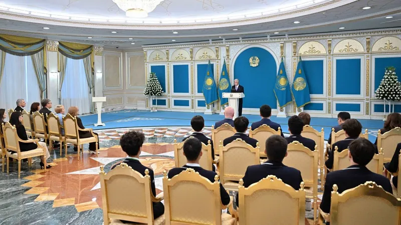 Президент Қасым-Жомарт Тоқаев Ақордада халықаралық пән олимпиадаларында жеңімпаз атанып, жүлделі орындарға ие болған оқушылармен және студенттермен кездесті, деп хабарлайды Zakon.kz., сурет - Zakon.kz жаңалық 24.08.2026 14:09