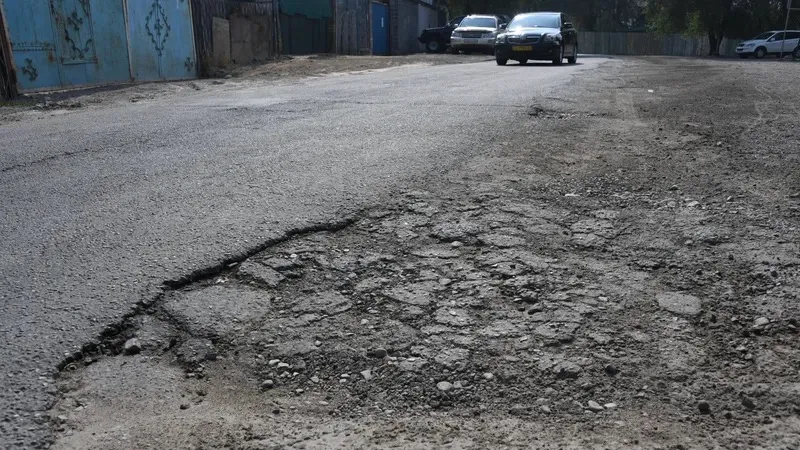 Павлодарда ер адам баласымен бірге жер астына түсіп кетті, сурет - Zakon.kz жаңалық 24.08.2026 17:25