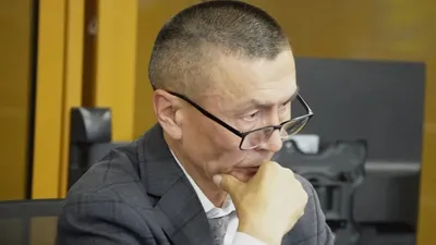 Қорғау тарапы соттан бірқатар процестік әрекетті орындауды талап етті. Атап айтқанда, Қылмыстық-процестік кодекстің 323-бабына сәйкес, қылмыстық-процестік заңнаманың елеулі бұзушылықтарын жою және қосымша тергеу жүргізу үшін қылмыстық істі прокурорға қайтаруды сұрады.  Сонымен қатар қорғаушылар:  Жұбаниязованың әрекеті немесе әрекетсіздігі мен болған оқиғаның салдары арасындағы себеп-салдарлық байланысты анықтау бөлігінде тергеудің олқылықтарын жоюды; өтінішхатта көрсетілген мәселелер бойынша қосымша комиссиялық құрылыс-техникалық сараптама жүргізуді; МИБ-тің қаржы-шаруашылық қызметіне қаржы-экономикалық сараптама тағайындауды; ғимаратқа қатысты жобалық, жұмыс және атқарушылық құжаттардың толық топтамасын алдыруды; ғимаратты пайдалануға беру, техникалық және авторлық қадағалауға қатысты құжаттарды сұратуды; 2017 жылдан бері ғимаратқа жүргізілген тексерулер мен анықталған ақаулар туралы құжаттарды алдыруды; Жұбаниязова қызметке кіріскенге дейінгі кезеңдегі МИБ құжаттамасын, сондай-ақ қаржылық-бухгалтерлік құжаттарды сұратуды; бұрынғы МИБ басшысынан Жұбаниязоваға құжаттардың қалай тапсырылғанын анықтауды; 2017 жылдан бері ғимараттағы жарықтар мен бүлінулер туралы білген тұлғаларды анықтауды; Жұбаниязованың МИБ төрағасы болып сайланған нақты күнін және өкілеттігін іс жүзінде атқара бастаған уақытын белгілеуді талап етті.  Аталған әрекеттер жүргізілгеннен кейін қорғау тарапы Қылмыстық кодекстің 254-бабында көзделген қылмыстық құқық бұзушылық құрамының барлық белгілеріне тиісті құқықтық баға беруді сұрады.  Сондай-ақ қылмыстық істі прокурорға қайтару туралы қаулыда қылмыстық-процестік заңнаманың нақты қандай елеулі талаптары бұзылғанын және қосымша тергеу барысында қандай мән-жайларды анықтау қажет екенін көрсетуді талап етті.  Бұған дейін қорғау тарапы судья Меруерт Абаеваны істі қараудан шеттетуді сұраған болатын. Сот отырысының басында сотталушының екінші адвокаты Асхат Әлімов іске жуырда ғана қосылғанын, сондықтан материалдармен толық танысып, қорғау ұстанымын айқындап үлгермегенін айтып, процесті кейінге қалдыру туралы өтініш білдірді.  Алайда сот бұл өтінішті қанағаттандырмады. Судья қорғаушының іс материалдарымен сот отырыстарының арасында танысуға мүмкіндігі бар екенін түсіндірді. Осыдан кейін Әлімов судьяның әрекетіне қарсылық білдіріп, оны сот отырысының хаттамасына енгізуді сұрады.  Еске салайық, 2026 жылғы 18 тамызда Астананың қылмыстық істер жөніндегі ауданаралық сотында жедел медициналық жәрдем қызметінің фельдшері Ұдана Мырзуанның қазасына қатысты қылмыстық істі қарау басталды.  Қайғылы оқиға 2025 жылғы 8 қарашада болған. Сол күні Астанадағы Тәуелсіздік даңғылында орналасқан тұрғын үй кешенінің қасбетіндегі кірпіш қаптаманың бір бөлігі мен кондиционер құрылғысы опырылып түсіп, бес адам зардап шеккен.